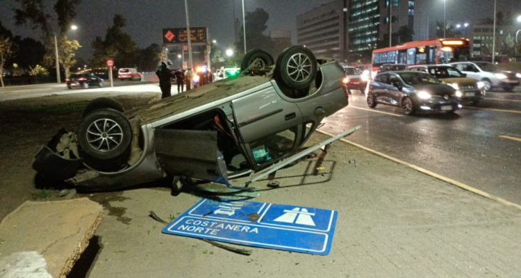 Vehículo terminó volcado en Plaza Baquedano: conductor quedó en buenas condiciones