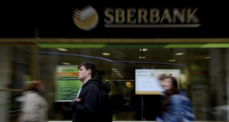 La Unión Europa ejecuta sanción y desconecta a 7 bancos rusos del sistema Swift