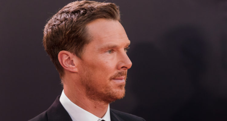 El actor Benedict Cumberbatch mirando hacia la derecha con una leve sonrisa. El intérprete mostró su apoyo a Ucrania esta semana.