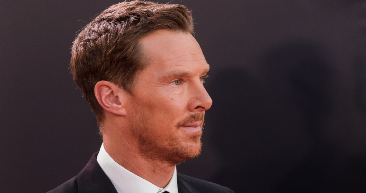 El actor Benedict Cumberbatch mirando hacia la derecha con una leve sonrisa. El intérprete mostró su apoyo a Ucrania esta semana.