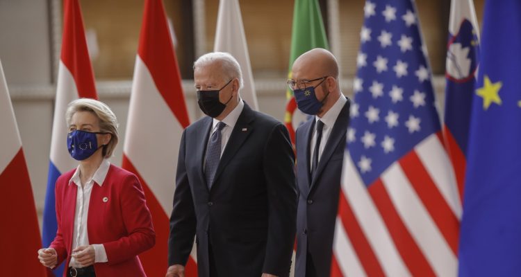 Von Der Leyen, Biden y Michel en la cumbre entre los EEUU y la Unión Europea, en Bruselas.