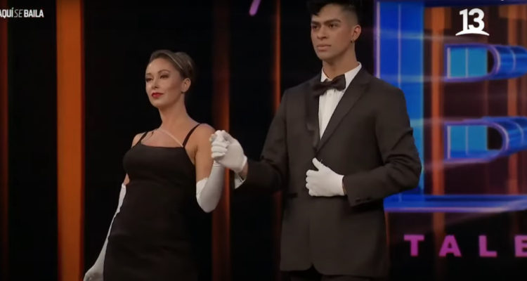 Blanquita Nieves y su bailarín, David Sáez, entrando al escenario para realizar la coreografía que incluía un desnudo.