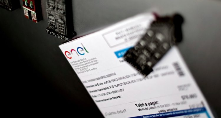 Sernac demanda a Enel por cargar cobros de seguros a clientes en la boleta de la luz