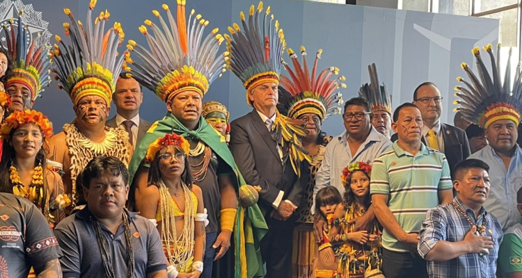 Bolsonaro con un tocado de plumas, tras recibir la medalla al mérito indigenista.