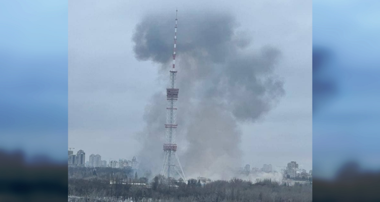 Humo elevándose tras golpear dos proyectiles la torre de comunicaciones de Kiev.