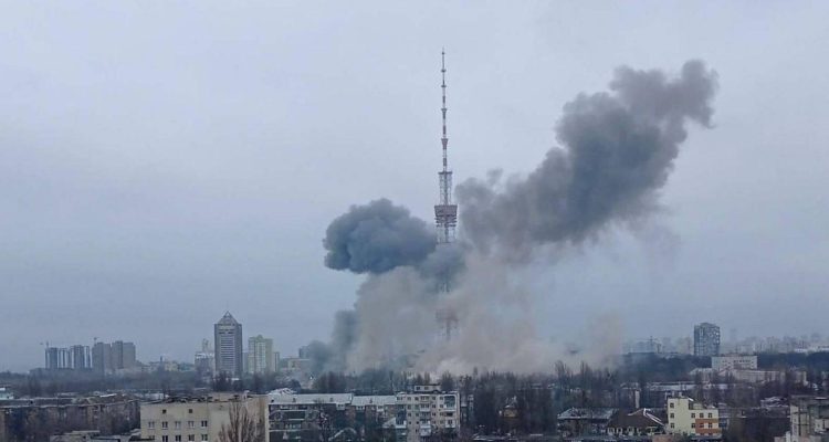 Fotografía del humo alzándose desde la torre de comunicaciones.