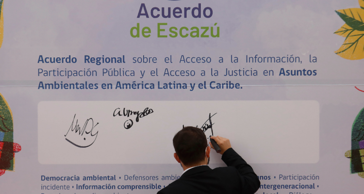 Boric firmando Escazú en La Moneda