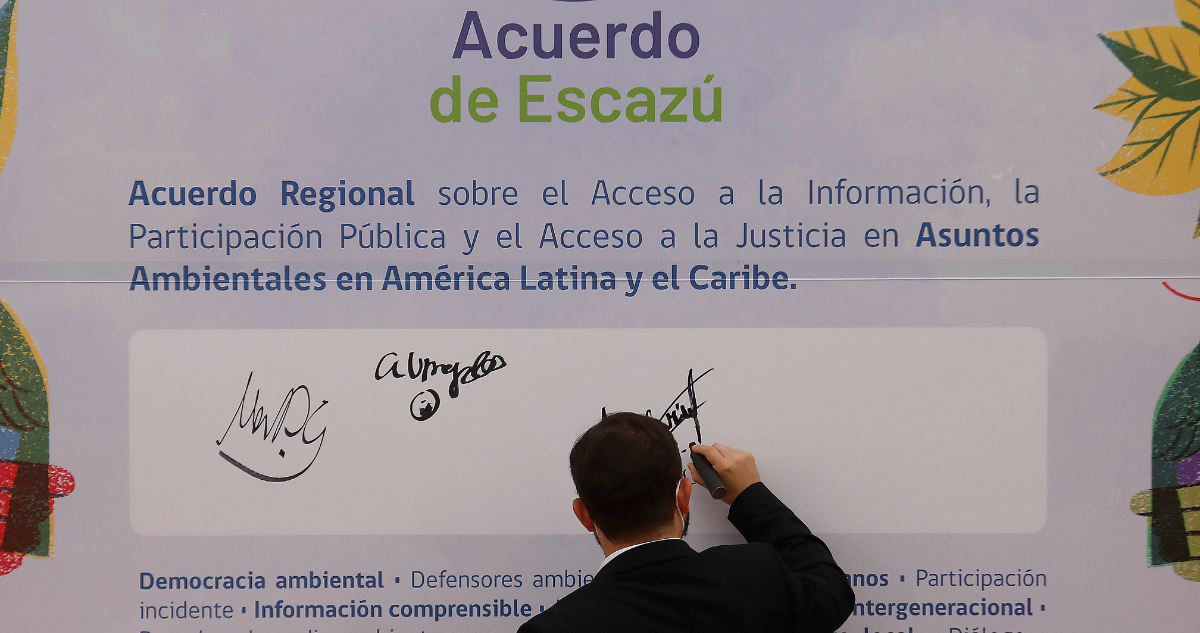 Boric firmando Escazú en La Moneda