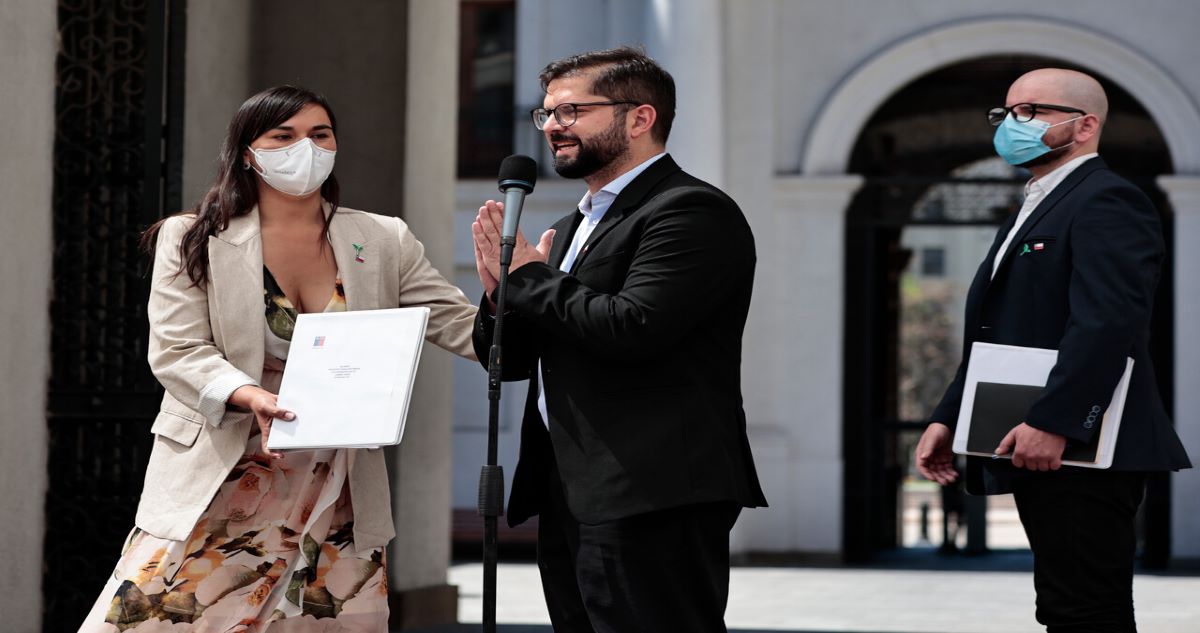 Presidente Boric junto a la ministra Izkia Siches y el ministro Giorgio Jackson
