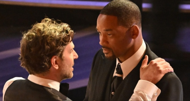 Actores tranquilizaron a Will Smith tras golpear a Chris Rock en los Óscar