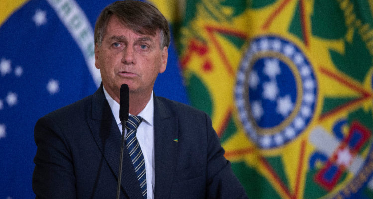 Brasil: Bolsonaro reforma Gobierno por comicios y perfila una “formula militar” contra Lula da Silva