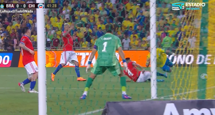 Penal en el Brasil vs Chile.