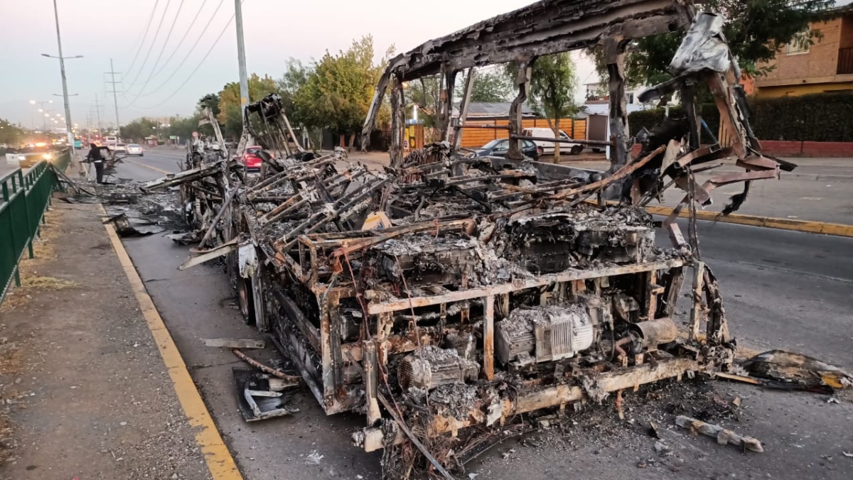 Queman tres buses del Transantiago en Peñalolén: hubo disparos contra Carabineros