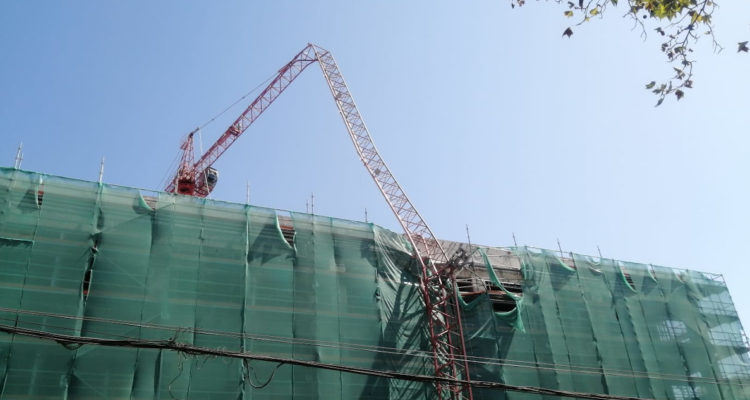 Dos trabajadores lesionados deja colapso de grúa pluma en obras de nuevo hospital El Salvador