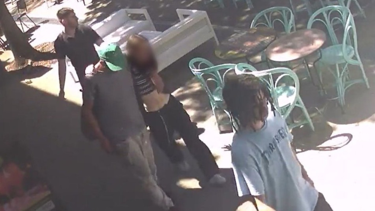 Una cámara de seguridad en Palermo capta a varios de los agresores, antes de atacar a la joven en un auto.