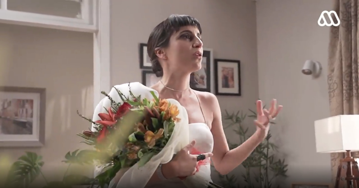 Camila Hirane, intérprete de Martina, dedica palabras al equipo de Verdades Ocultas mientras usa un elegante vestido blanco.