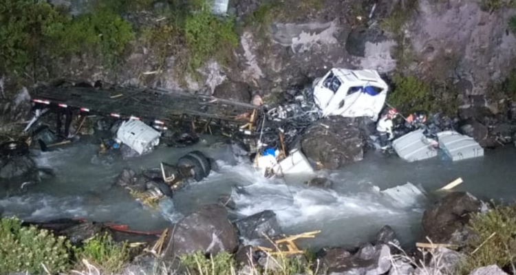 Camión desbarranca en Camino Internacional, Los Andes