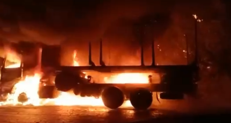 Imagen de camion quemado