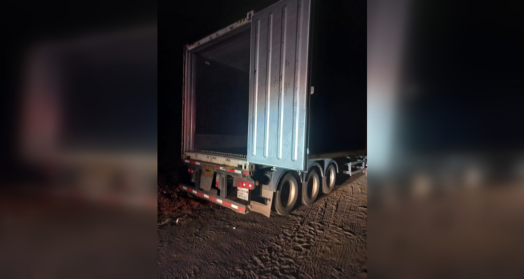 Roban camión con 200 millones de pesos en salmones en Cabrero.