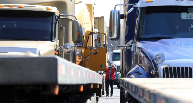 Dueños de camiones esperan que gobierno de Boric mantenga medidas para contener alza de combustibles