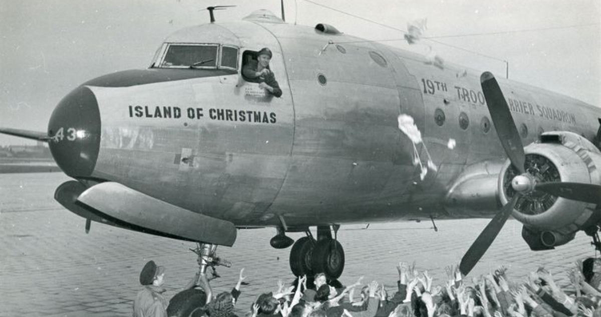 “Candy Bomber”: el piloto de EEUU que bombardeaba con dulces a niños alemanes.
