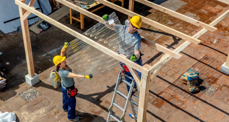 Maestros construyendo