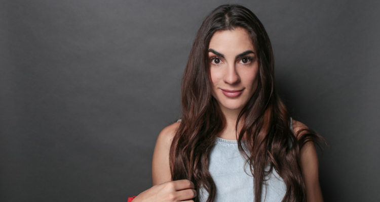 La actriz Carmen Zabala interpretando a Olivia Tapia en una sesión de fotos de Verdades Ocultas.