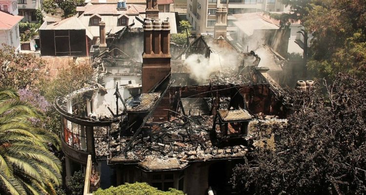 Incendio casa italia