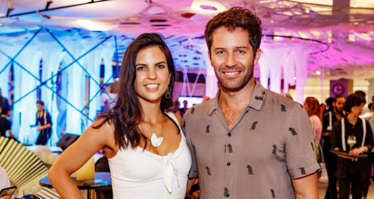 Cristián Arriagada y su esposa Cecilia González abrazados mientras sonríen a la cámara.