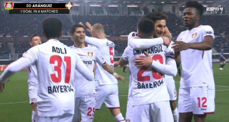 Charles Aránguiz celebrando su gol ante Atalanta.