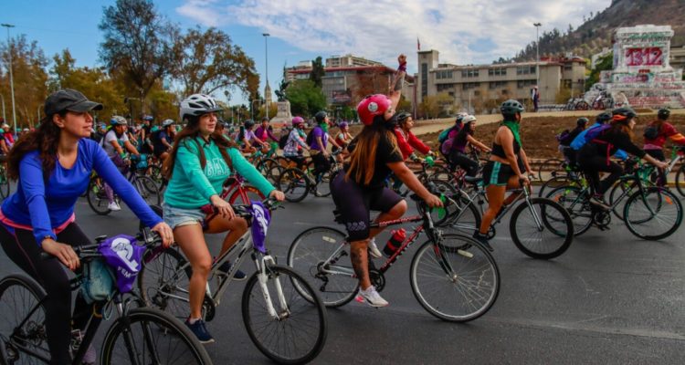 Realizan cicletada previa al Día de la Mujer con llamado a paralizar el 8M
