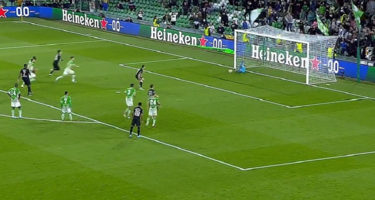 Claudio Bravo y su tapadón en el Betis por Europa League