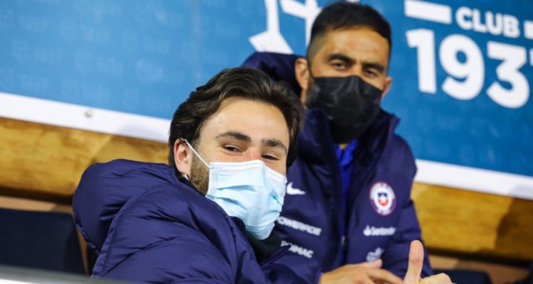 Claudio Bravo le saca presión a Ben Brereton en la Roja