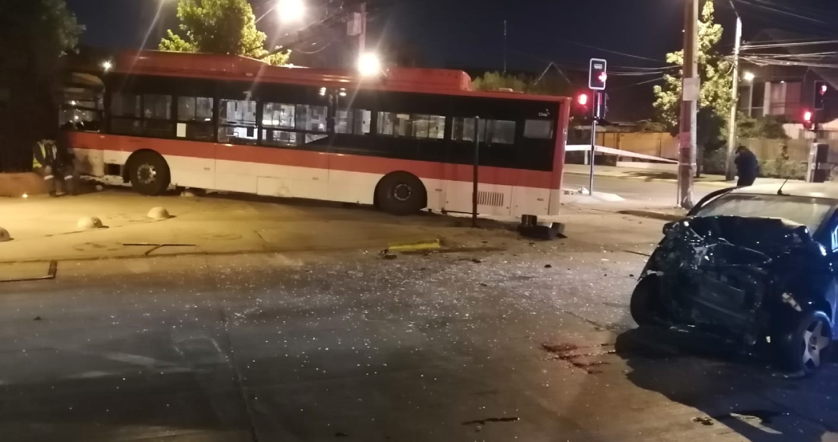 Automóvil impactó a bus en Maipú.