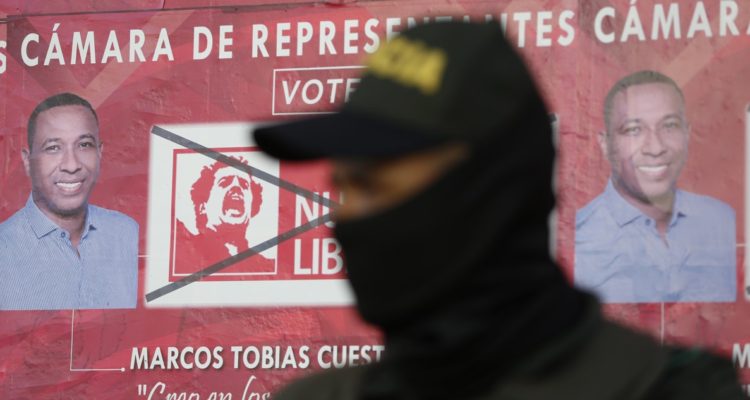 Soldado colombiano a cargo de cuidar un local de votación.