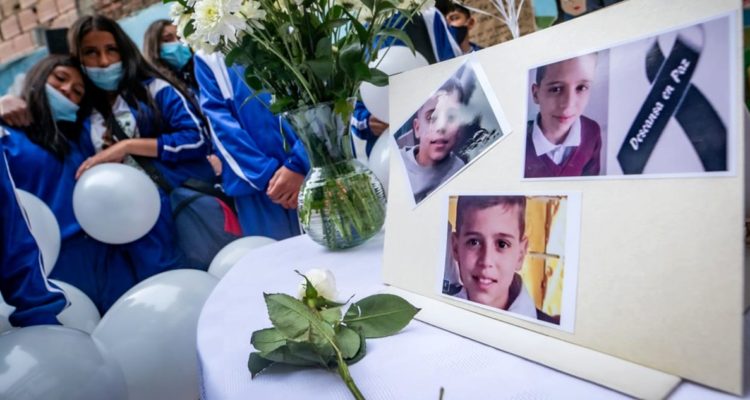 Un grupo de niños mientras asisten al homenaje póstumo en honor al menor Daniel Stiven Duque, muerto durante el atentado terrorista con explosivos contra un Comando de Atención Inmediata (CAI), en Bogotá.