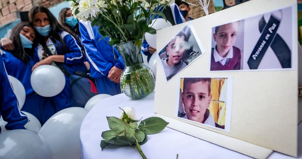 Un grupo de niños mientras asisten al homenaje póstumo en honor al menor Daniel Stiven Duque, muerto durante el atentado terrorista con explosivos contra un Comando de Atención Inmediata (CAI), en Bogotá.