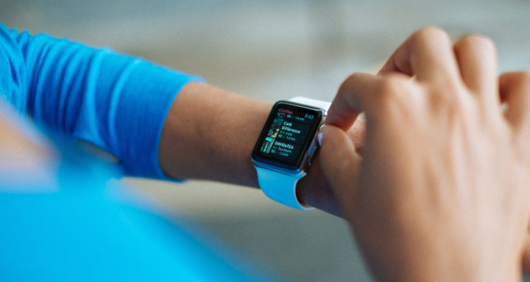 mujer con smartwatch