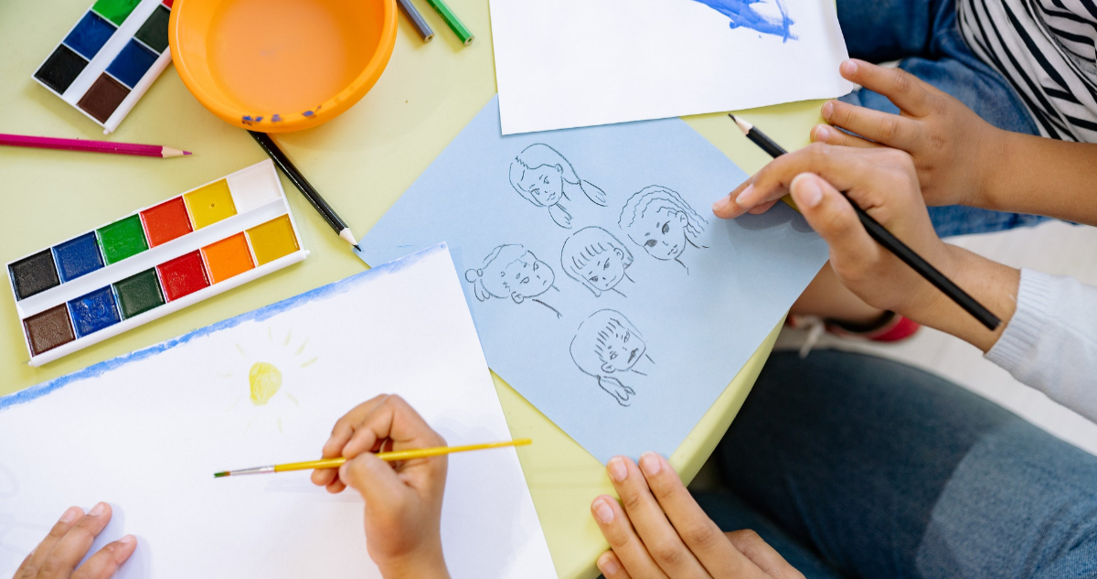Niños dibujando