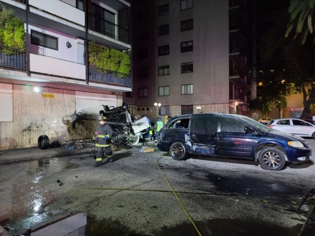 Conductor murió tras chocar con un edificio durante persecución en Santiago
