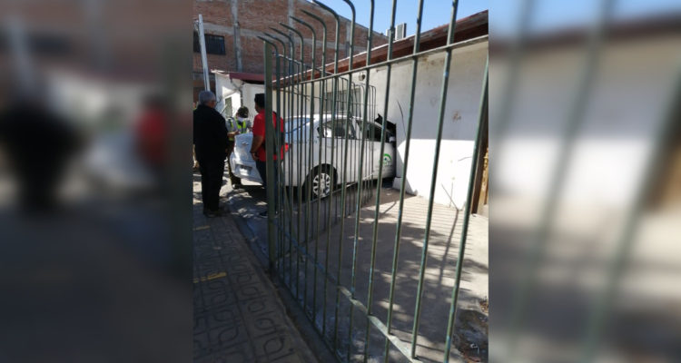 Conductora terminó incrustada en un muro durante examen para sacar licencia en Curicó