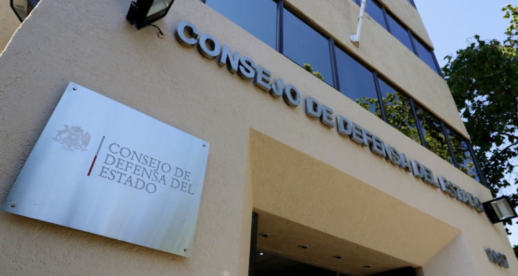 Consejo de defensa presenta querella contra privados