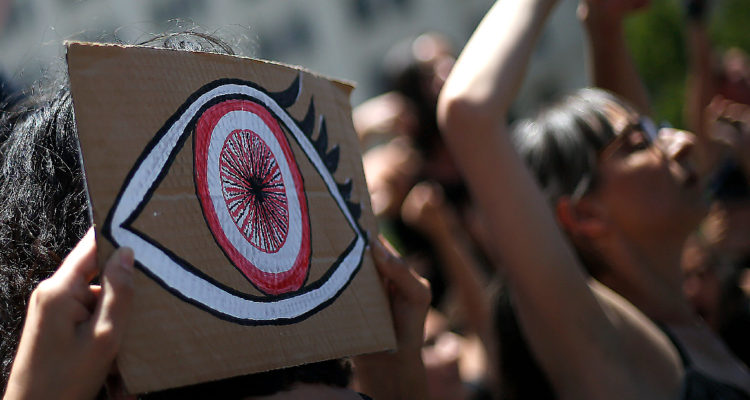 Un grupo de personas realizan una performance, frente al palacio de la moneda, en apoyo a la víctimas de trauma ocular.