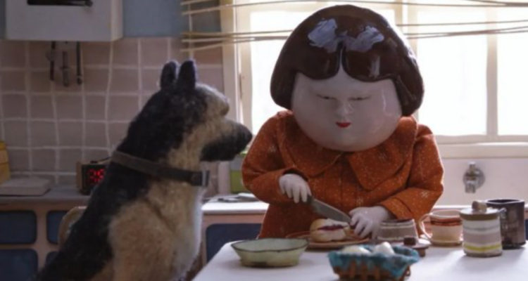 La protagonista del cortometraje Bestia junto a su perro en la cocina.