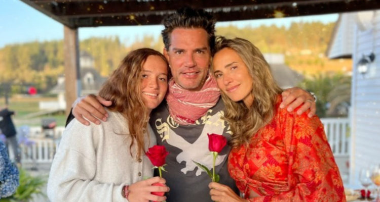 El actor Cristián de la fuente abrazando a su esposa angélica Castro y a su hija Laura. Padre e hija sufrieron una encerrona la tarde del jueves, dejando a la joven herida de bala.