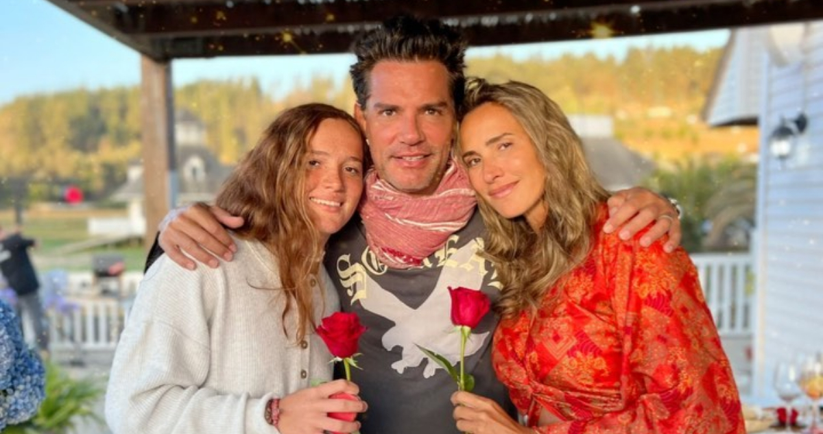 El actor Cristián de la fuente abrazando a su esposa angélica Castro y a su hija Laura. Padre e hija sufrieron una encerrona la tarde del jueves, dejando a la joven herida de bala.