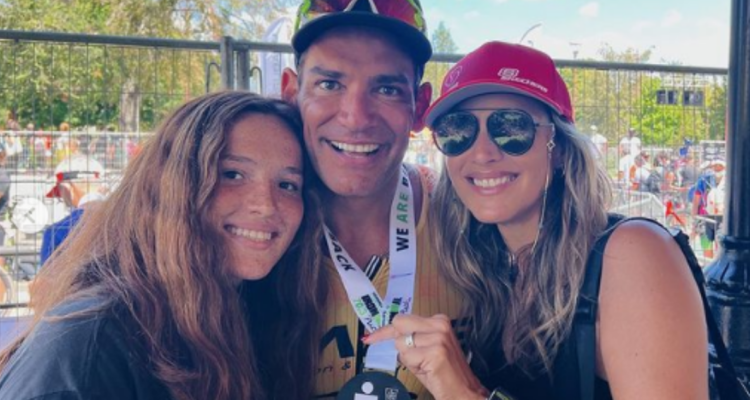 Cristián de la Fuente y Angélica Castro junto a su hija
