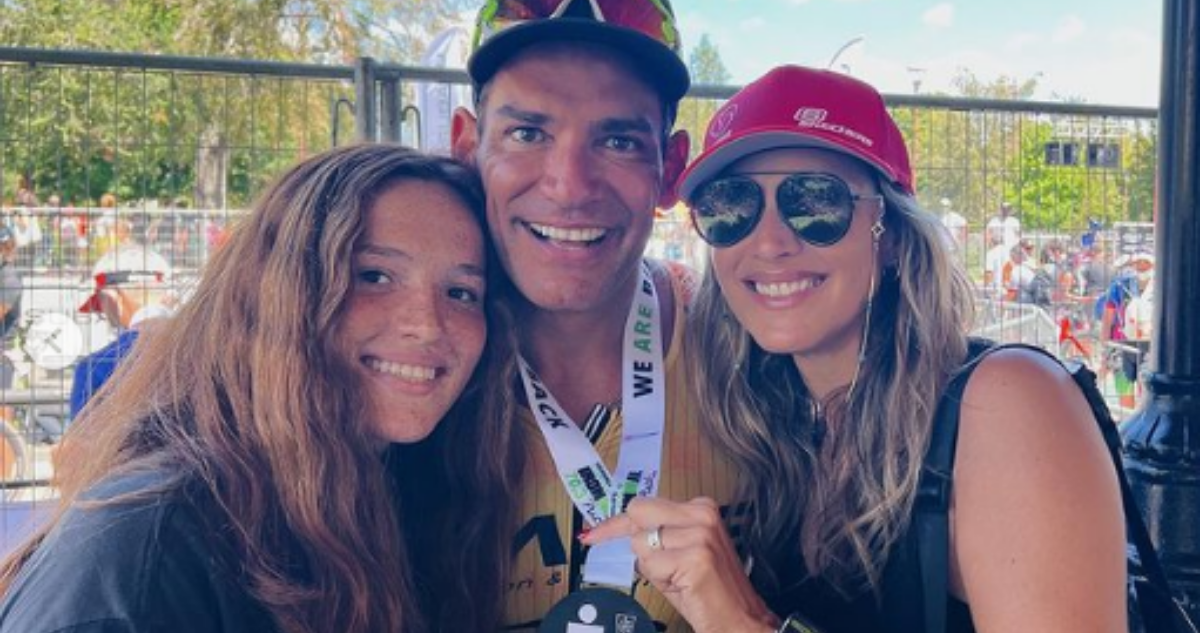 Cristián de la Fuente y Angélica Castro junto a su hija