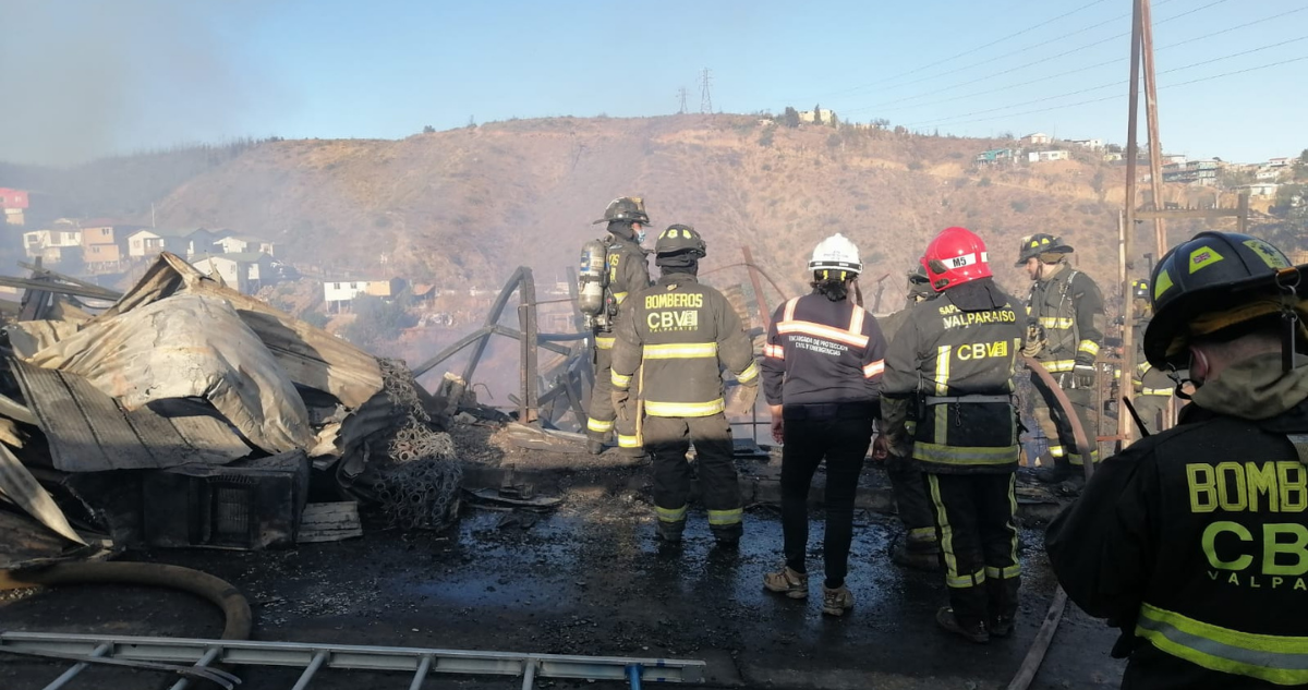 Encuentran cuerpo tras incendio en cerro San Roque de Valparaíso.