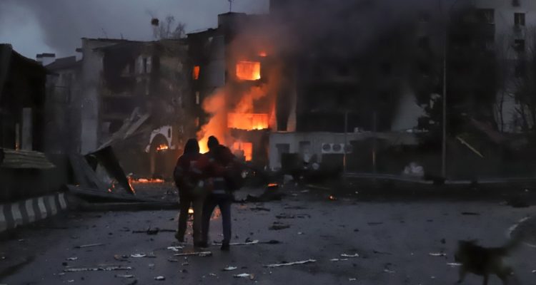 Edificio en llamas tras ser bombardeado en Kiev.